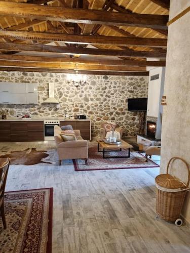 Stone House Πέτρινο Σαλέ — 4-Star Luxury Hotel in Aliartos, Greece