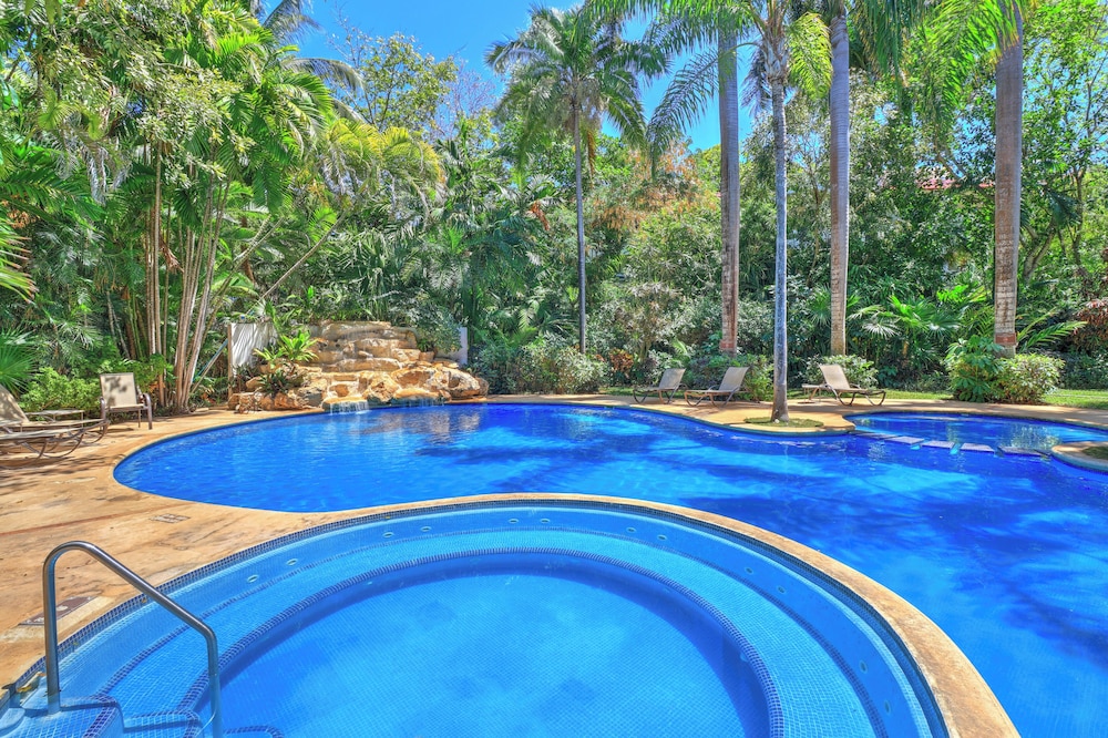 Pool waterfall
