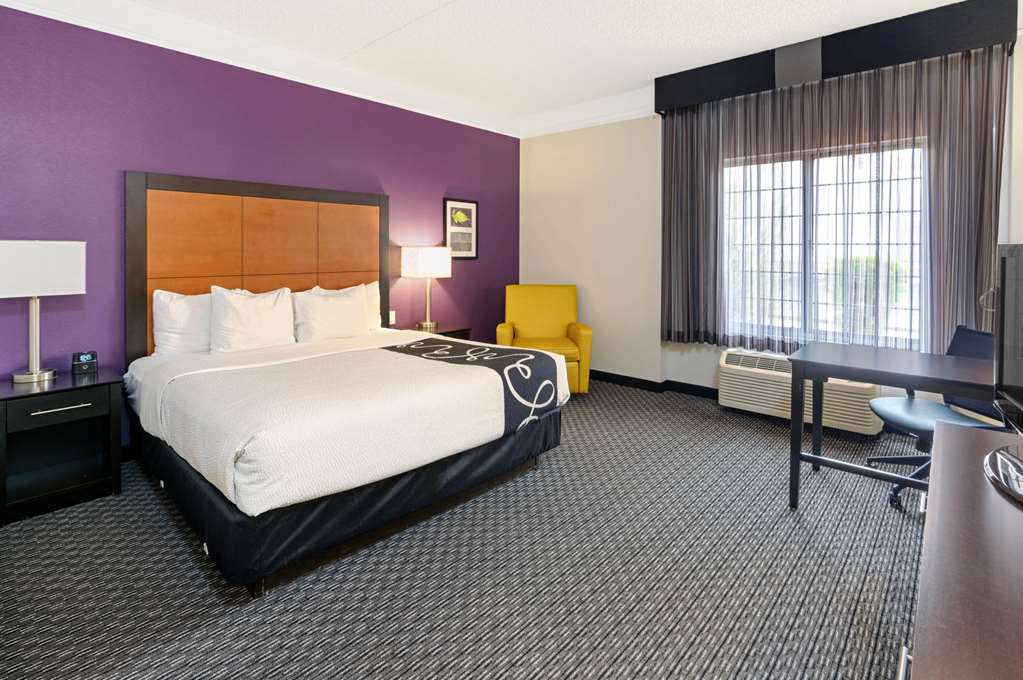 La Quinta Inn & Suites by Wyndham Phoenix Scottsdale - photo 21