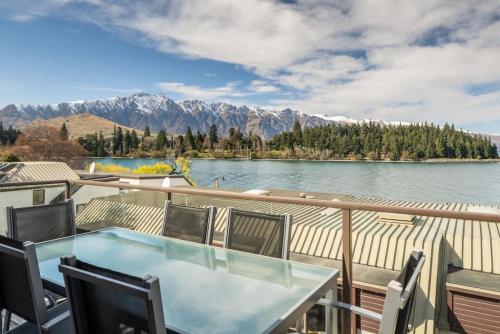 The Lodges 9 Lake Front Views and Walk to Town — 4-Star Luxury Hotel in Queenstown, New Zealand