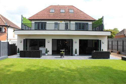 Modern Spacious House Sleeps 16 Free Parking Sun Terrace 17833524 — Attleborough