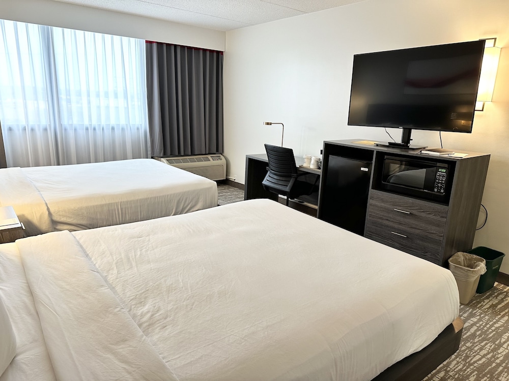 Ramada by Wyndham Cedar Rapids - photo 10