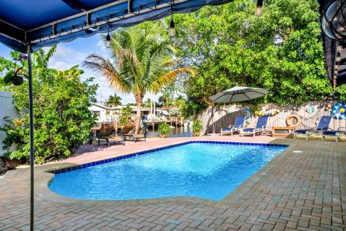 Purely Pompano Pool Water front Paddleboard Beach 5 bedroom 3 bath — 4-Star Luxury Hotel in Pompano Beach, United States
