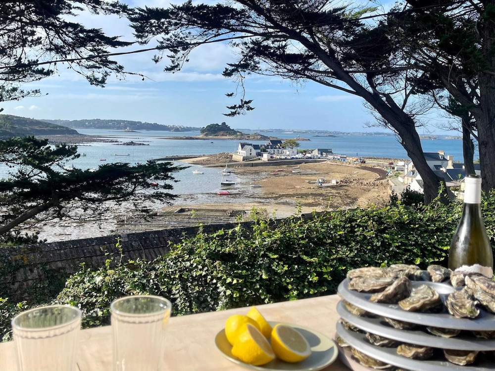 Holiday Home in Terenez With Sea Views — 4-Star Luxury Hotel in Plougasnou, France