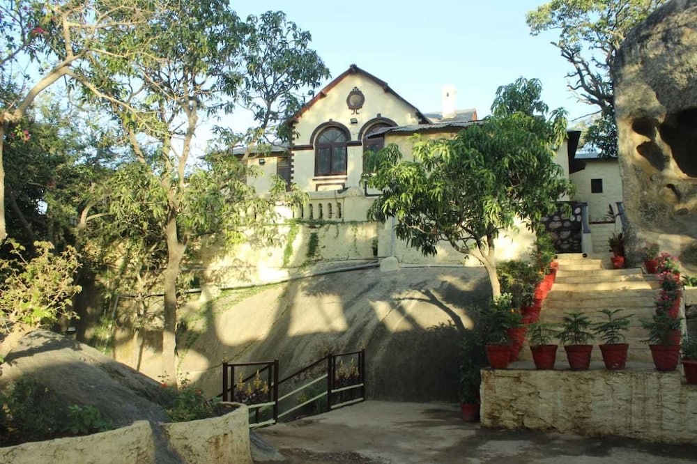 Royal Heritage Lake View Resort in Abu, India