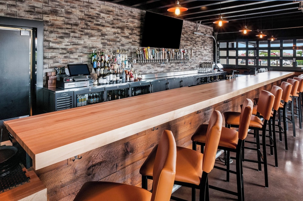 Cobblestone Hotel & Suites Appleton International Airport - photo 41