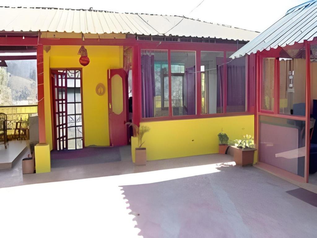 Hotel Sunrise Cottage in Kasauli, India