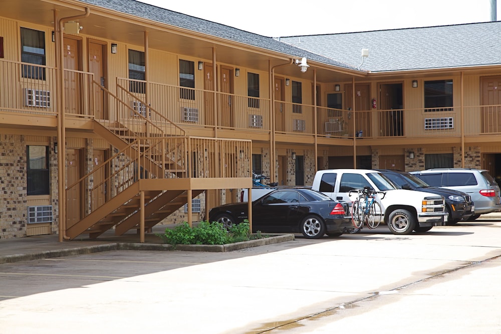 Coach Light Inn Brenham - photo 29