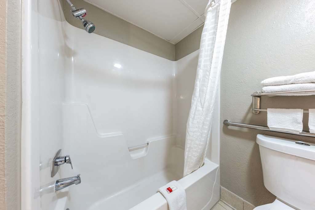 Super 8 by Wyndham Kansas City Airport North - photo 18