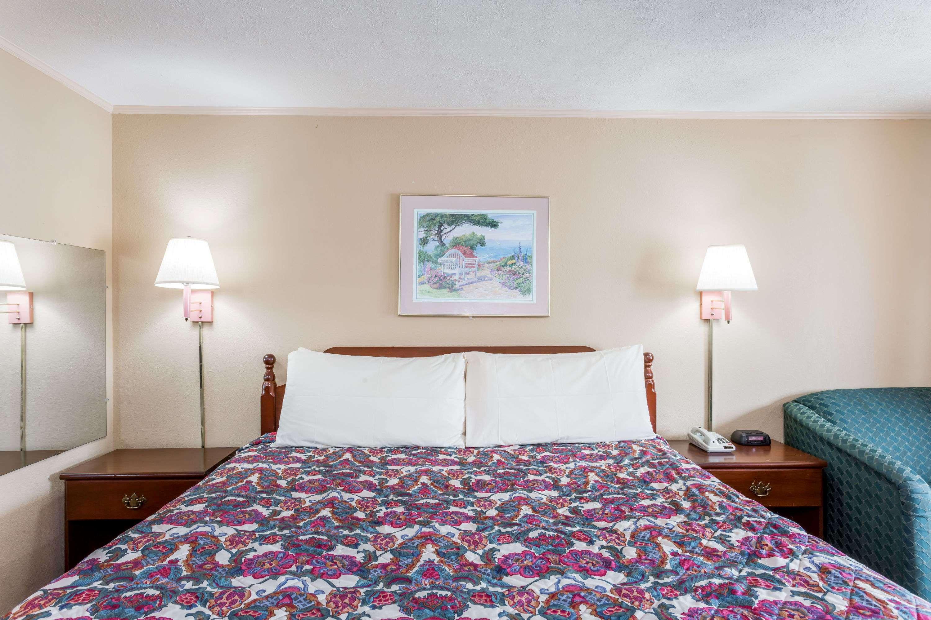 Travelodge by Wyndham Ridgeway Martinsville Area - photo 13