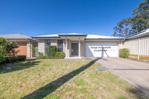 Shelly's Bay Escape 27c Dowling St stylish with ducted air con and Wi Fi — 4-Star Luxury Hotel in Nelson Bay, Australia