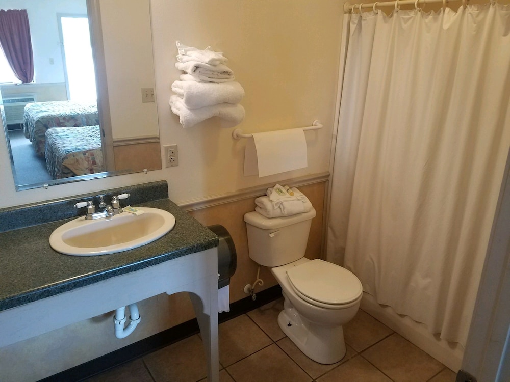 Traveler's Choice Motel - photo 10