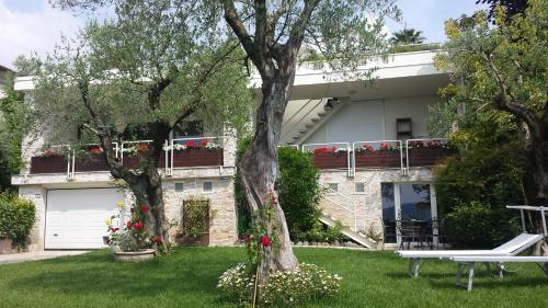 Jane's Dream Apartment — 4-Star Luxury Hotel in San Felice Del Benaco, Italy