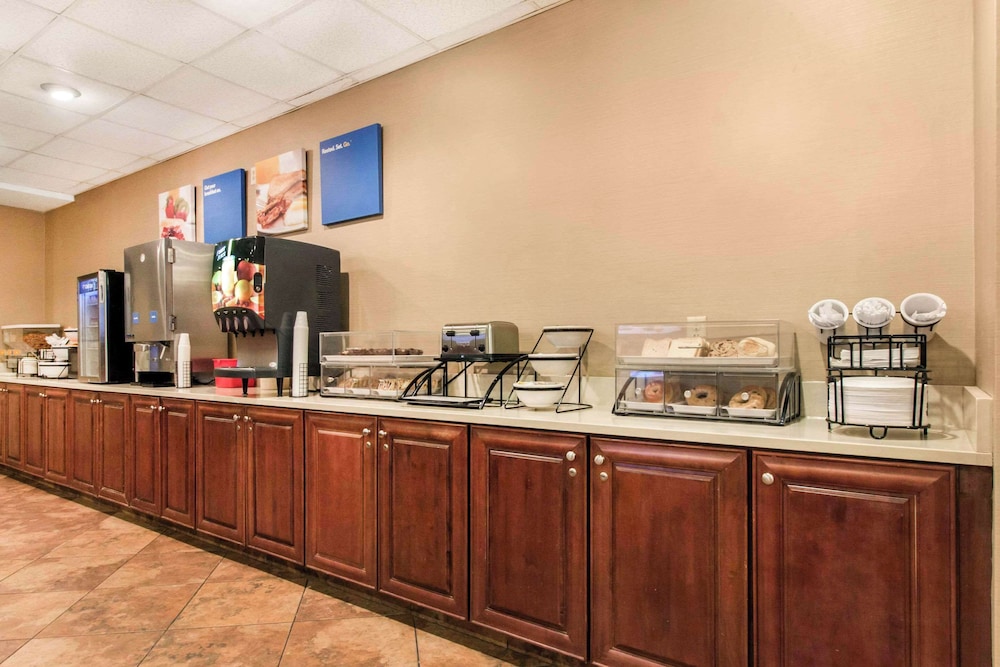 Comfort Inn & Suites Omaha Central - photo 27