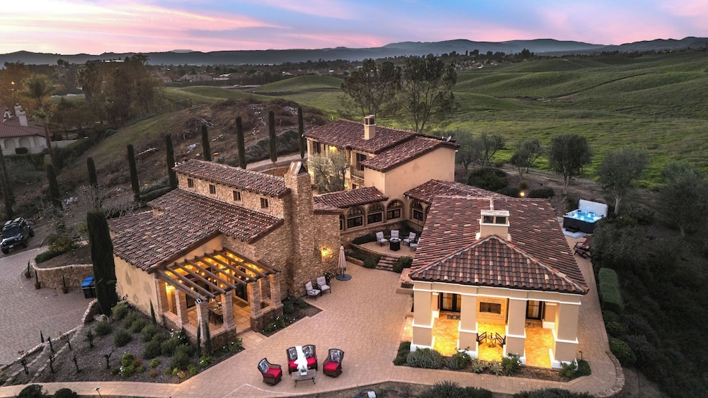 Villa Di Gioia by AvantStay Private Wine Country Estate Vineyard Views Near Top Temecula Wineries — 4-Star Luxury Hotel in Temecula, United States
