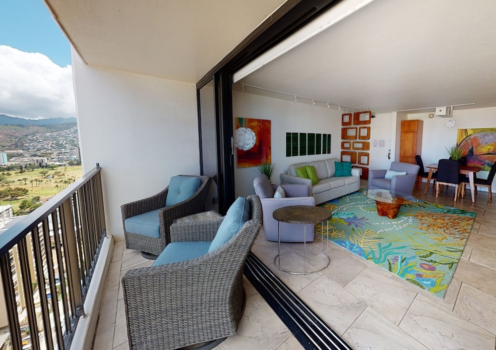Artsy 32nd Floor Condo with Modern Furnishings & Gorgeous Ocean Views by Koko Resort Vacation Rentals - photo 37