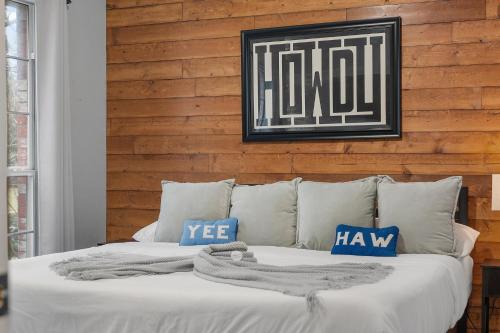 Heated Pool PoolTable HotTub Sleeps 16 Renovated in Mckinney, United States