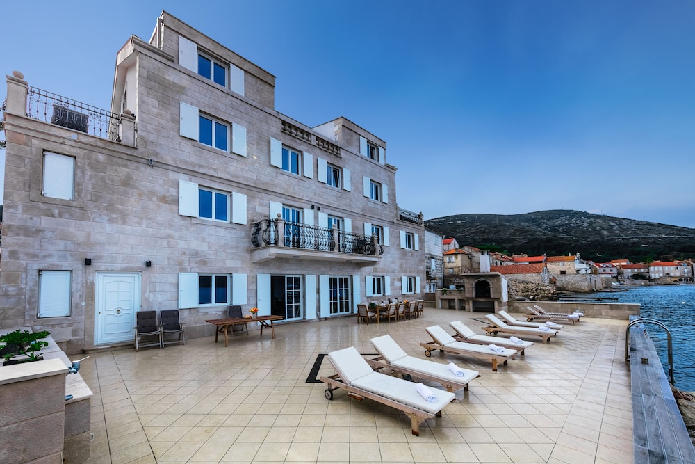 Villa Sunset Water — 4-Star Luxury Hotel in Vis, Croatia