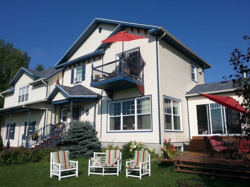 Domaine de la Baie Les Suites — 4-Star Luxury Hotel in Shawinigan, Canada