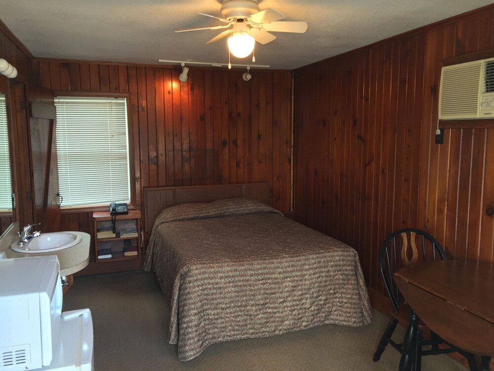 Evergreen Inn - photo 3