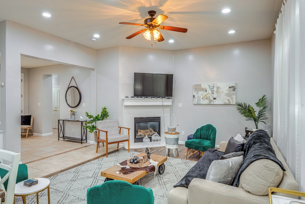8 Mi to Beach Park: Bakersfield Gem w Yard — hotel near Meadows Field