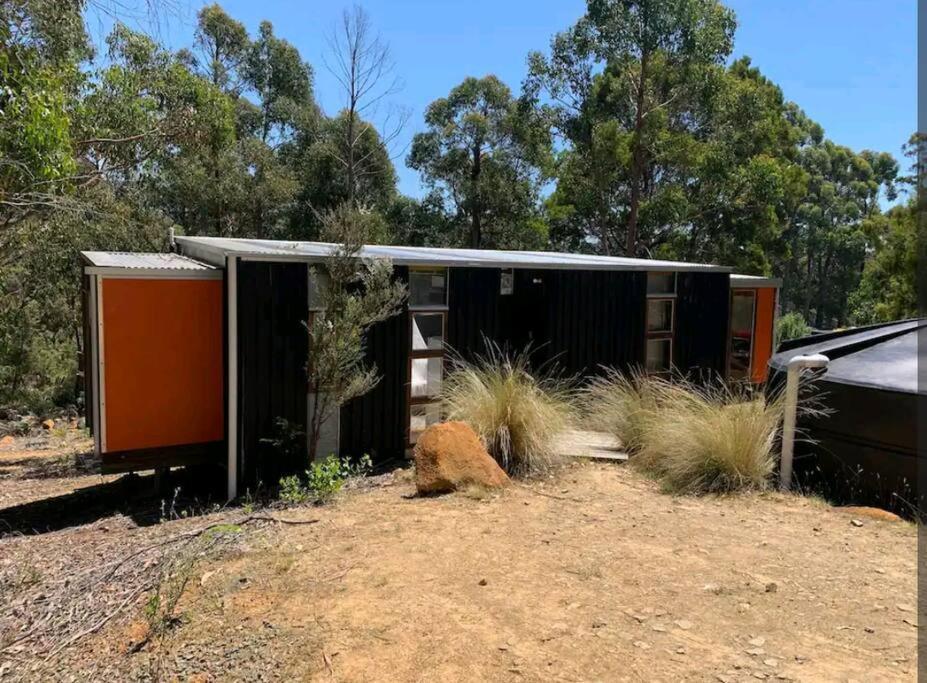 Francis Lane Tiny Studio - carbon neutral hotel in Unknown City
