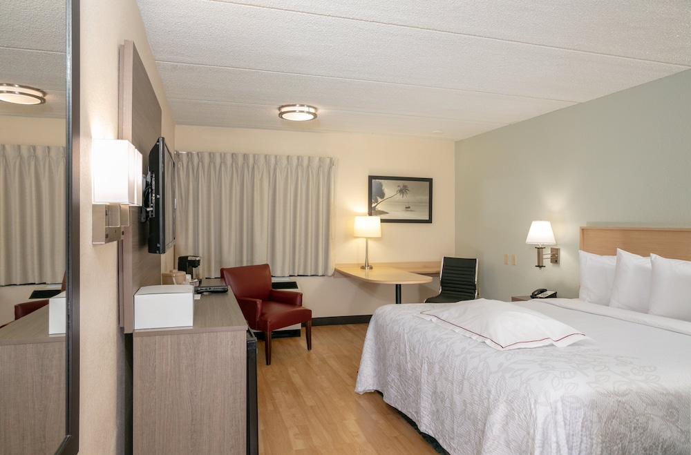 Red Roof Inn PLUS Miami Airport - photo 7