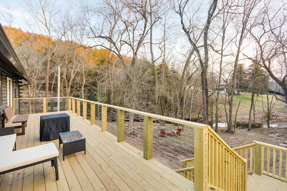 Tranquil Creekside Hideout Families Welcome — hotel in Pineville