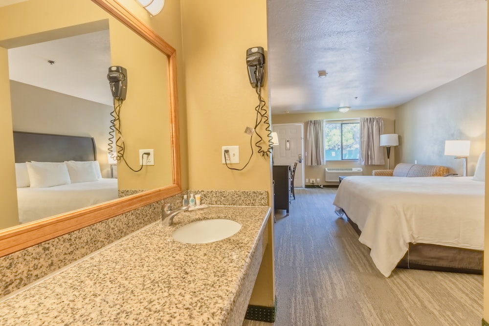 The Oakhurst Inn at Yosemite - photo 22