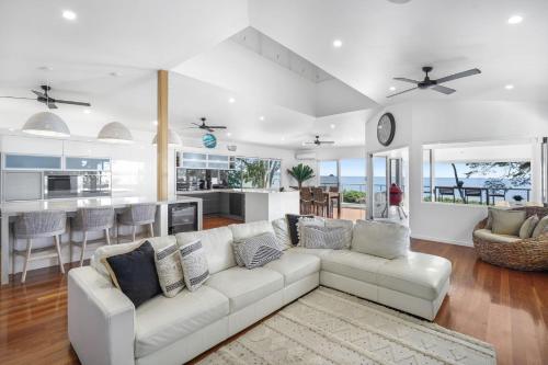 Belle Escapes SeaChange at Clifton beach Luxury Beachfront Home — 4-Star Luxury Hotel in Clifton Beach, Australia