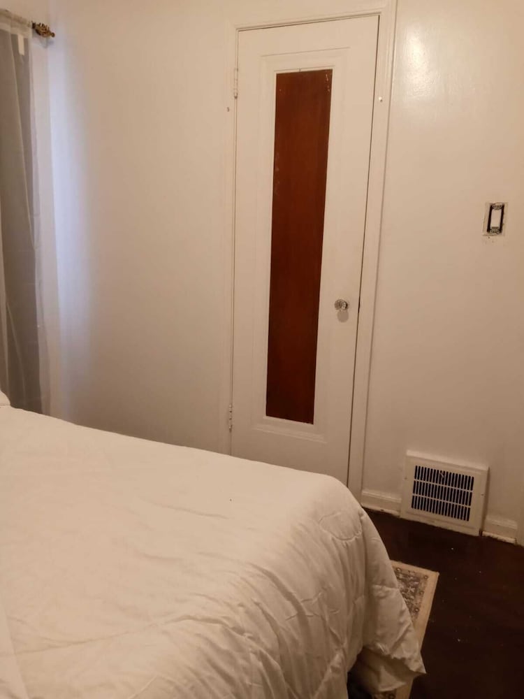 Super Comfy Room at a Great Location - photo 5