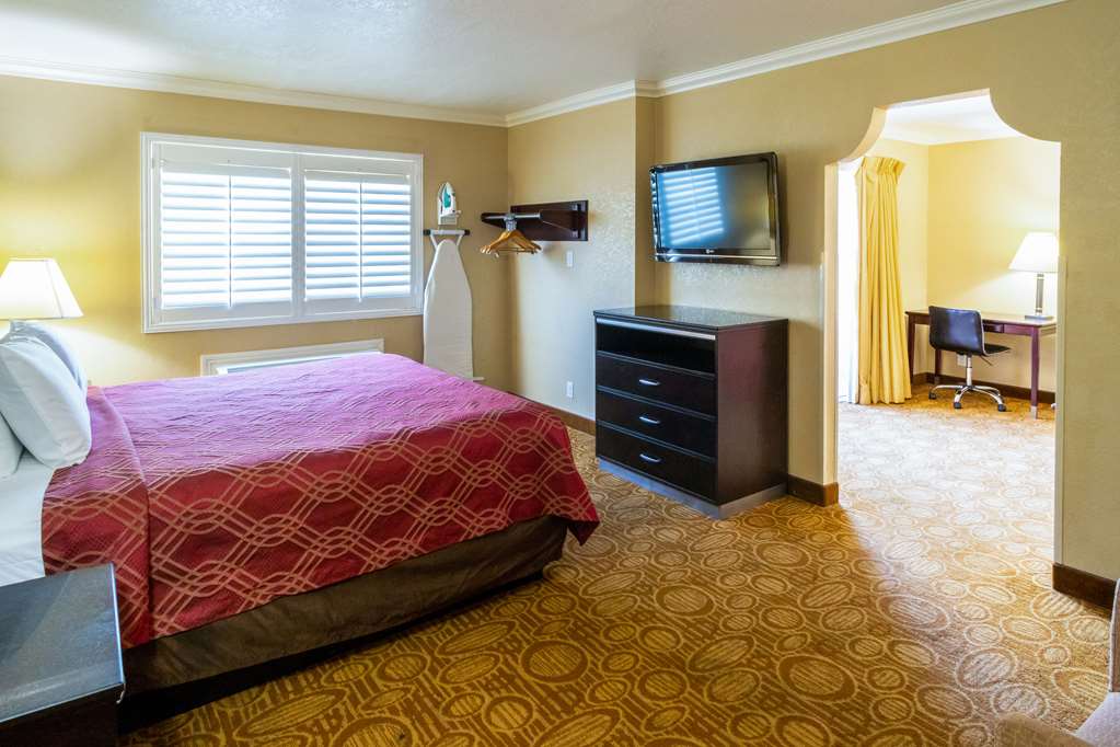 Econo Lodge Inn & Suites Fallbrook Downtown - photo 20