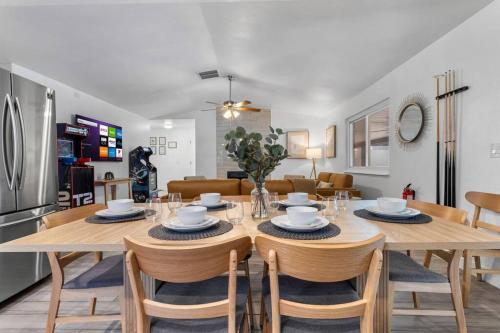 6 BR Oasis with Pool Pickle Ball Golf & More