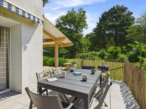 Grand Jardin Et Terrasse 4 Adultes Et 1 Enfant — Fouesnant