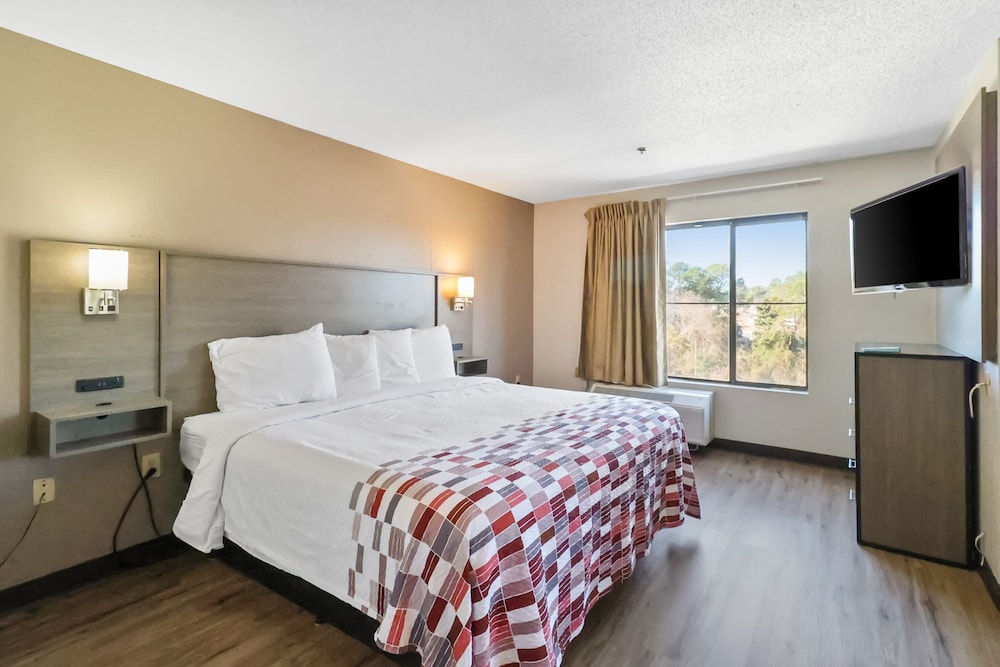 Red Roof Inn & Suites Fayetteville Fort Bragg - photo 16