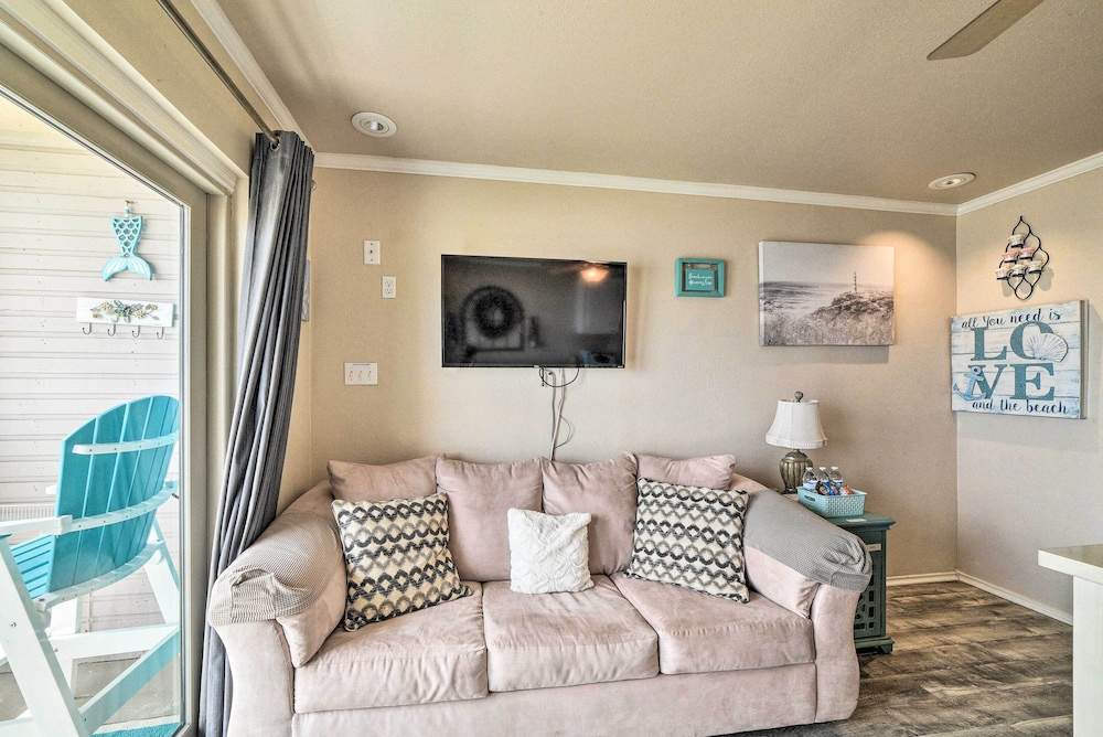 Updated Front Beach Condo w Resort Amenities - photo 4