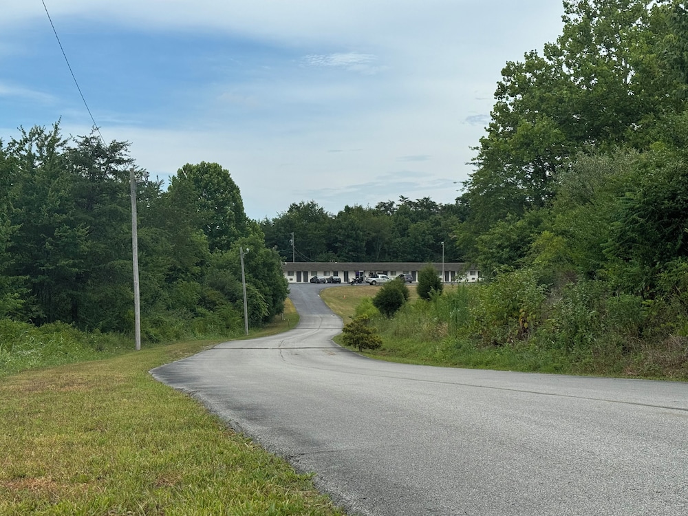 Economy Inn Crossville - photo 14