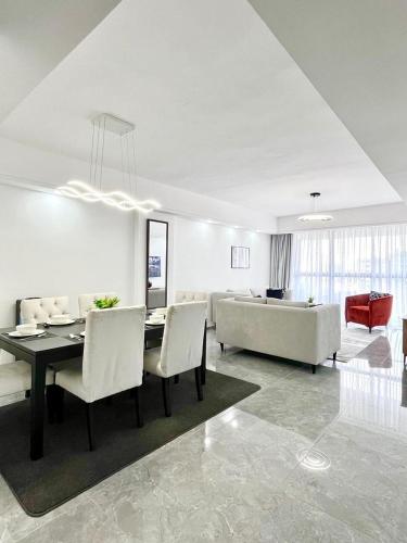 Elegant classy executive apartment with amazing breathtaking city views swimming pool fully equipped gym and modern finishings which whispers comfort and luxury — 4-Star Luxury Hotel in Nairobi, Kenya