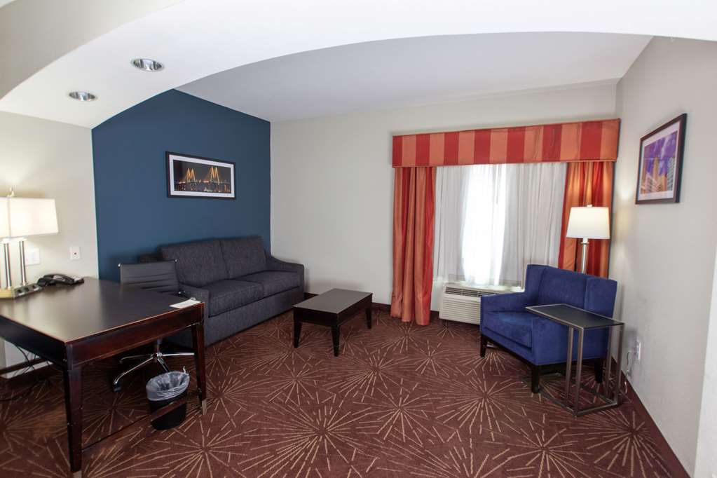 La Quinta Inn & Suites by Wyndham Houston East at Normandy - photo 25