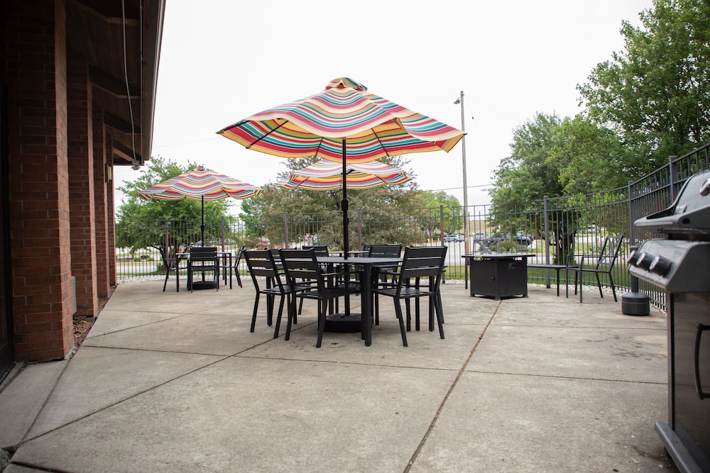 Lomira Inn and Suites - photo 18