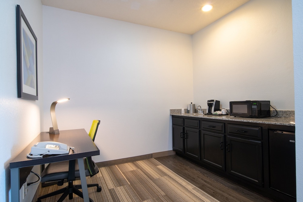 Holiday Inn Express Hotel & Suites Bedford by IHG - photo 11