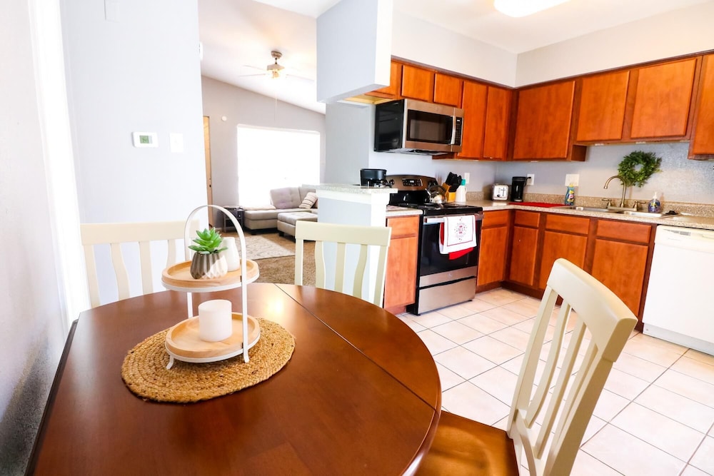 No Worries Beautiful 2 bed 2 bath at The Palms Great Location and Amenities Galore - photo 8