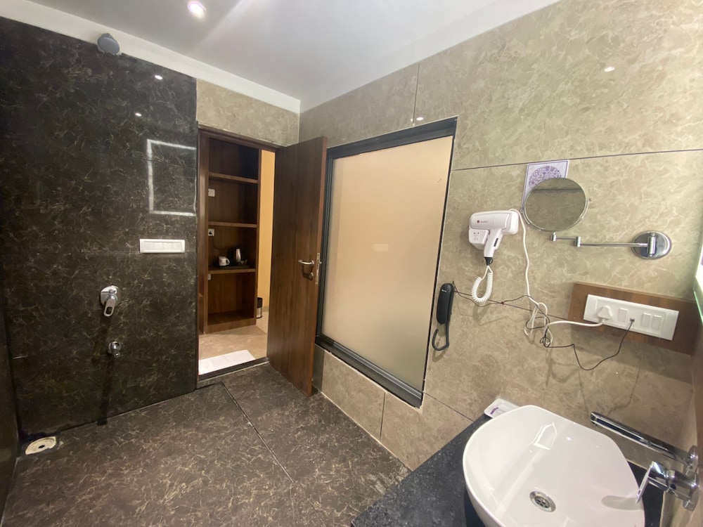 Click Hotel LH Seven Morbi — Morbi — photo 4