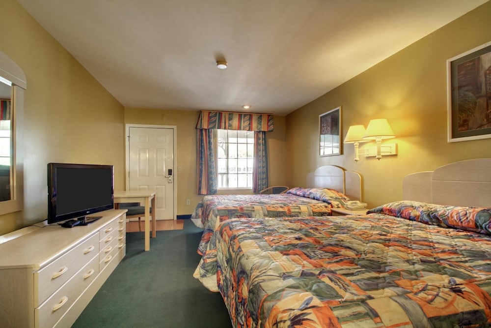 Key West Inn Childersburg - photo 17