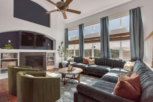 Centrally Located 5BD Games BBQ & Firepit Patio — hotel in Castle Rock