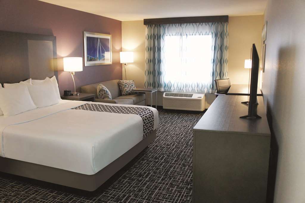 La Quinta Inn & Suites by Wyndham Wichita Airport - photo 8