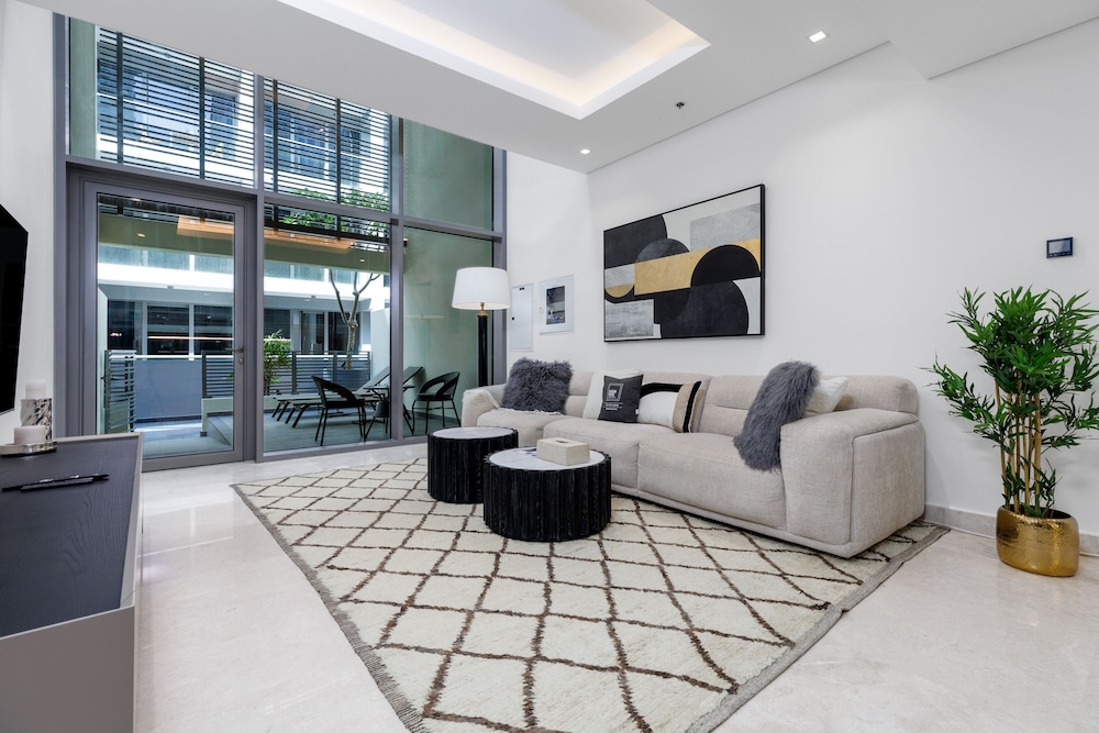 Maison Privee Exquisite Duplex with Private Patio & Loft Living — 4-Star Luxury Hotel in Dubai, United Arab Emirates