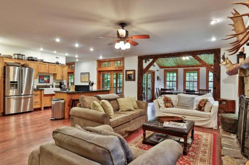 Spacious Vermont Mountain Retreat 4BR 4BA Near Skiing & Hiking Perfect for Groups in Stockbridge, United States