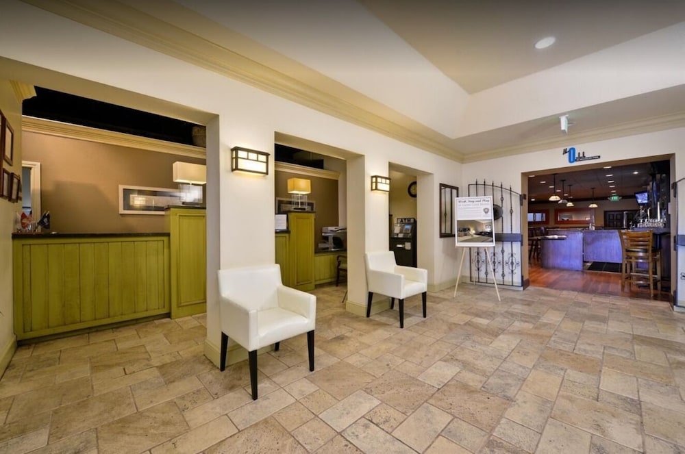 Lions Gate Hotel - photo 3