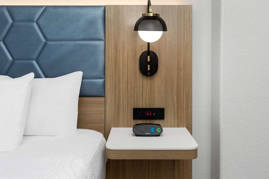 La Quinta Inn & Suites by Wyndham San Antonio Northwest - photo 26